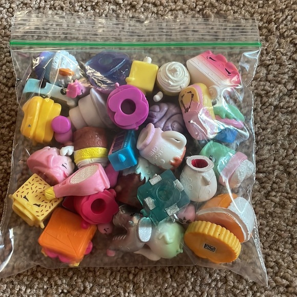 BAG FULL OF SHOPKINS! - Picture 2 of 4